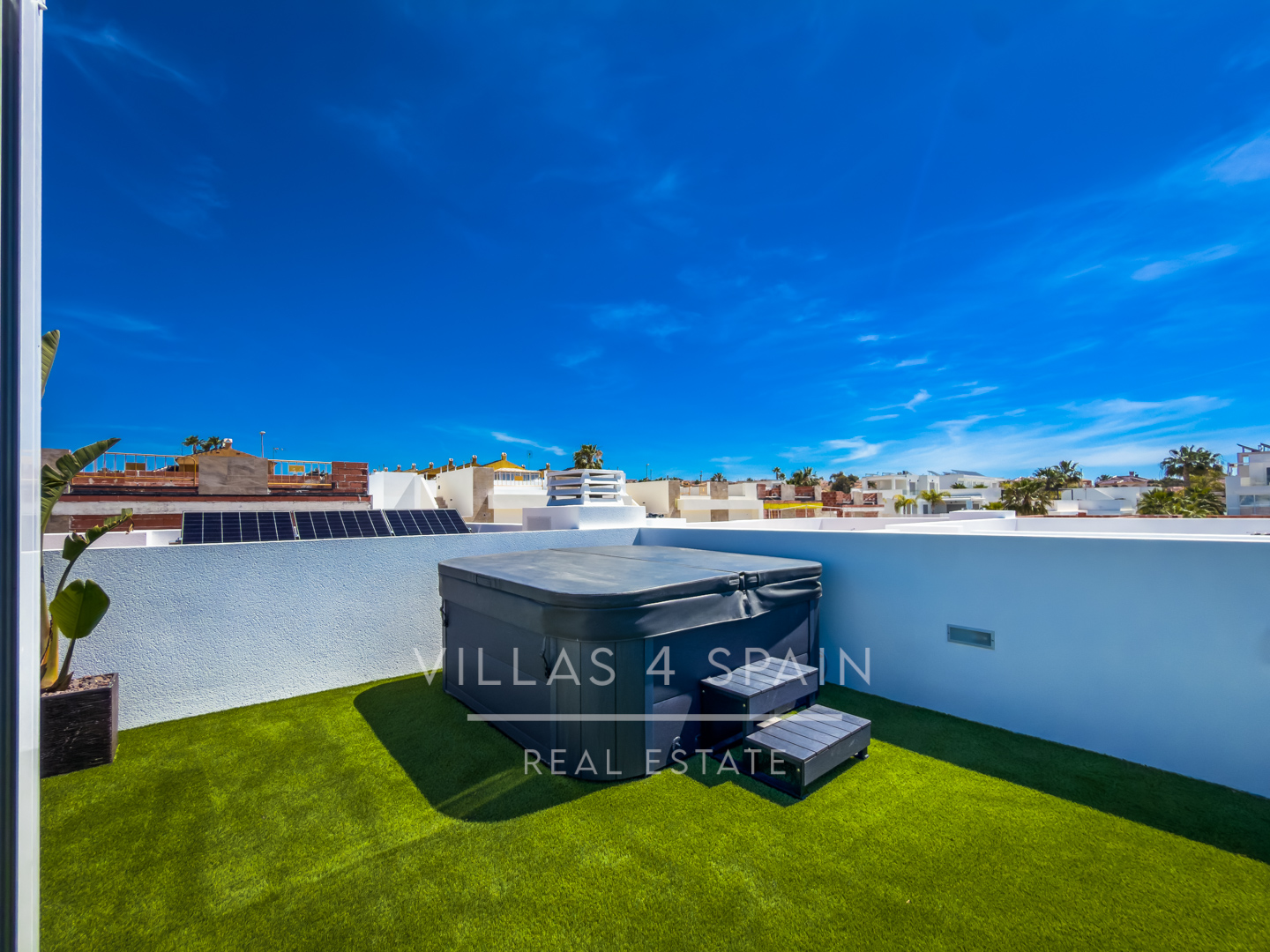 Resale - 3 Bedroom, 2 Bath New Villa with private pool and parking for sale in La Marina. - calle fernando rey  - Alicante