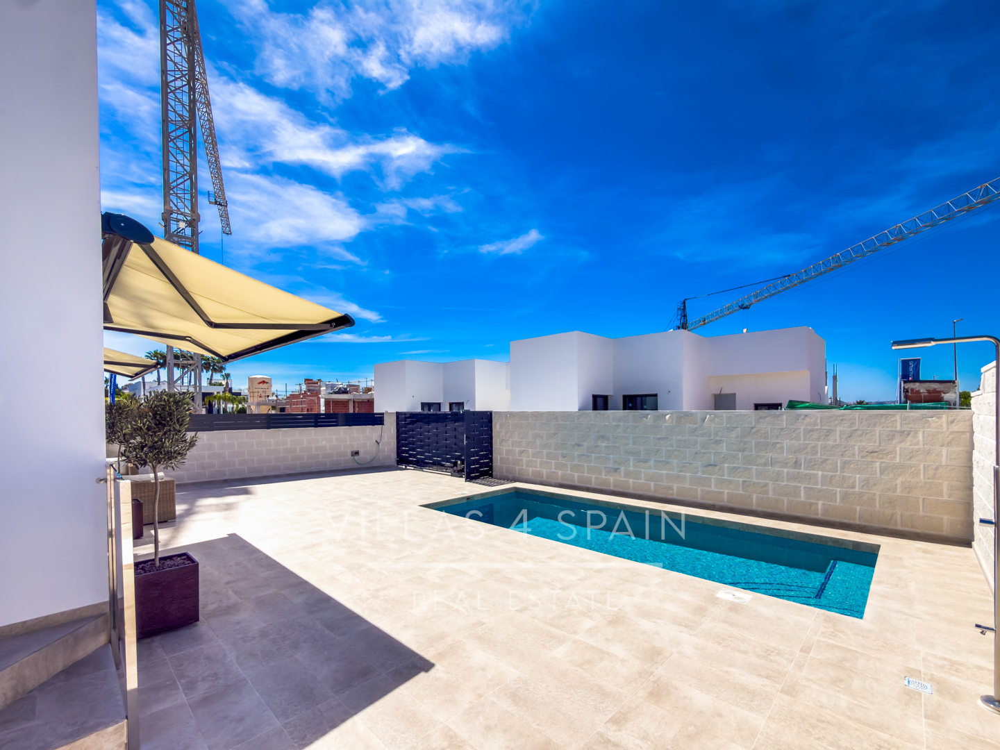 Resale - 3 Bedroom, 2 Bath New Villa with private pool and parking for sale in La Marina. - calle fernando rey  - Alicante