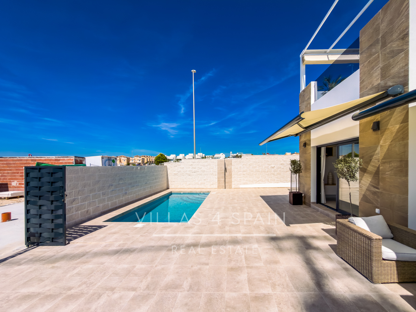 Resale - 3 Bedroom, 2 Bath New Villa with private pool and parking for sale in La Marina. - calle fernando rey  - Alicante