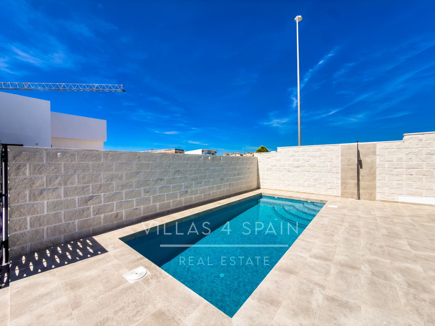 Resale - 3 Bedroom, 2 Bath New Villa with private pool and parking for sale in La Marina. - calle fernando rey  - Alicante