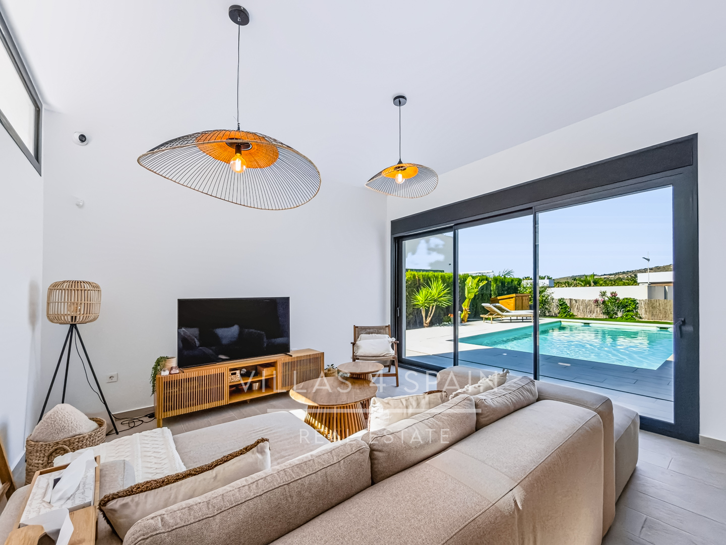 Resale - 3 bed 2 bath modern villa with private pool, parking and a large roof terrace in La Finca Golf, Algorfa, Alicante. - Av. Antonio Pedrera Soler - Alicante