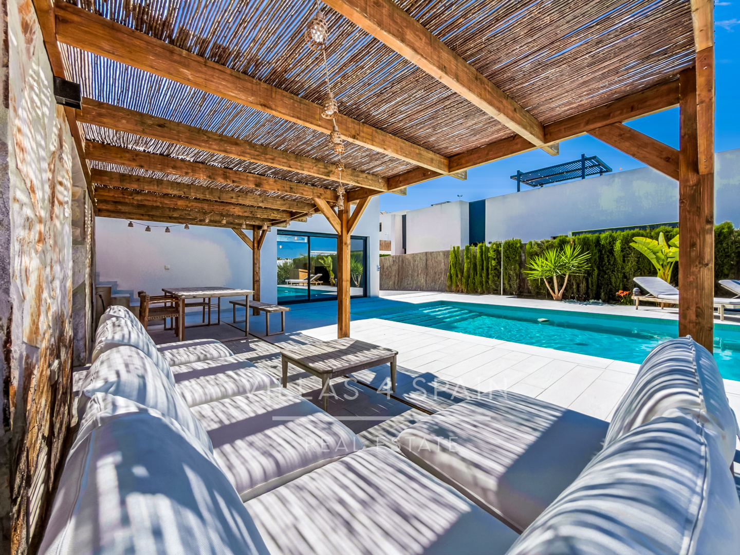 Resale - 3 bed 2 bath modern villa with private pool, parking and a large roof terrace in La Finca Golf, Algorfa, Alicante. - Av. Antonio Pedrera Soler - Alicante