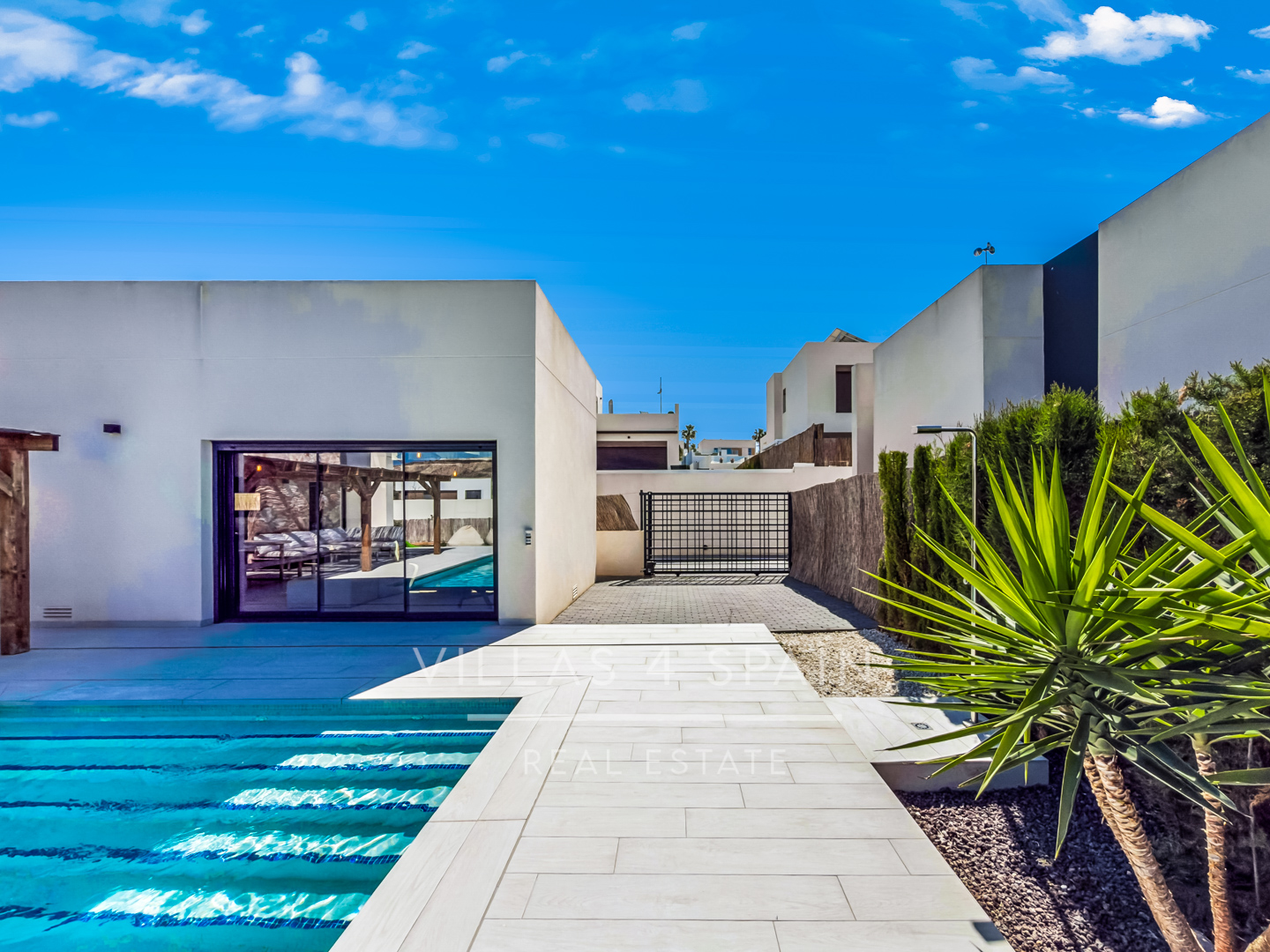 Resale - 3 bed 2 bath modern villa with private pool, parking and a large roof terrace in La Finca Golf, Algorfa, Alicante. - Av. Antonio Pedrera Soler - Alicante