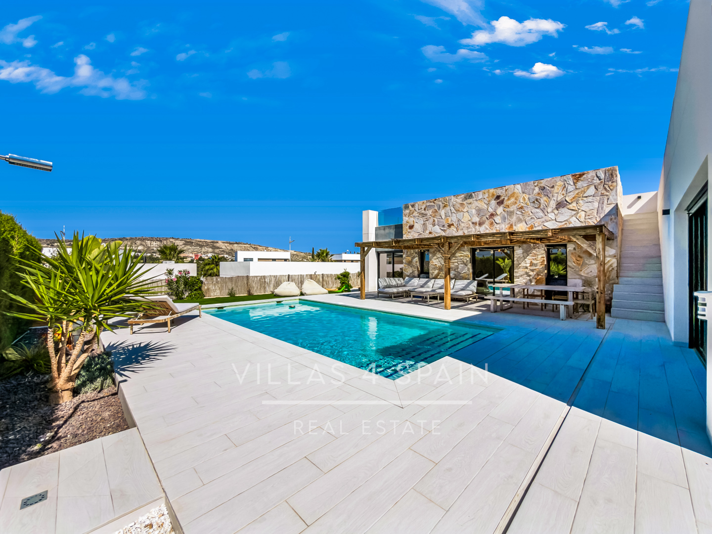 Resale - 3 bed 2 bath modern villa with private pool, parking and a large roof terrace in La Finca Golf, Algorfa, Alicante. - Av. Antonio Pedrera Soler - Alicante