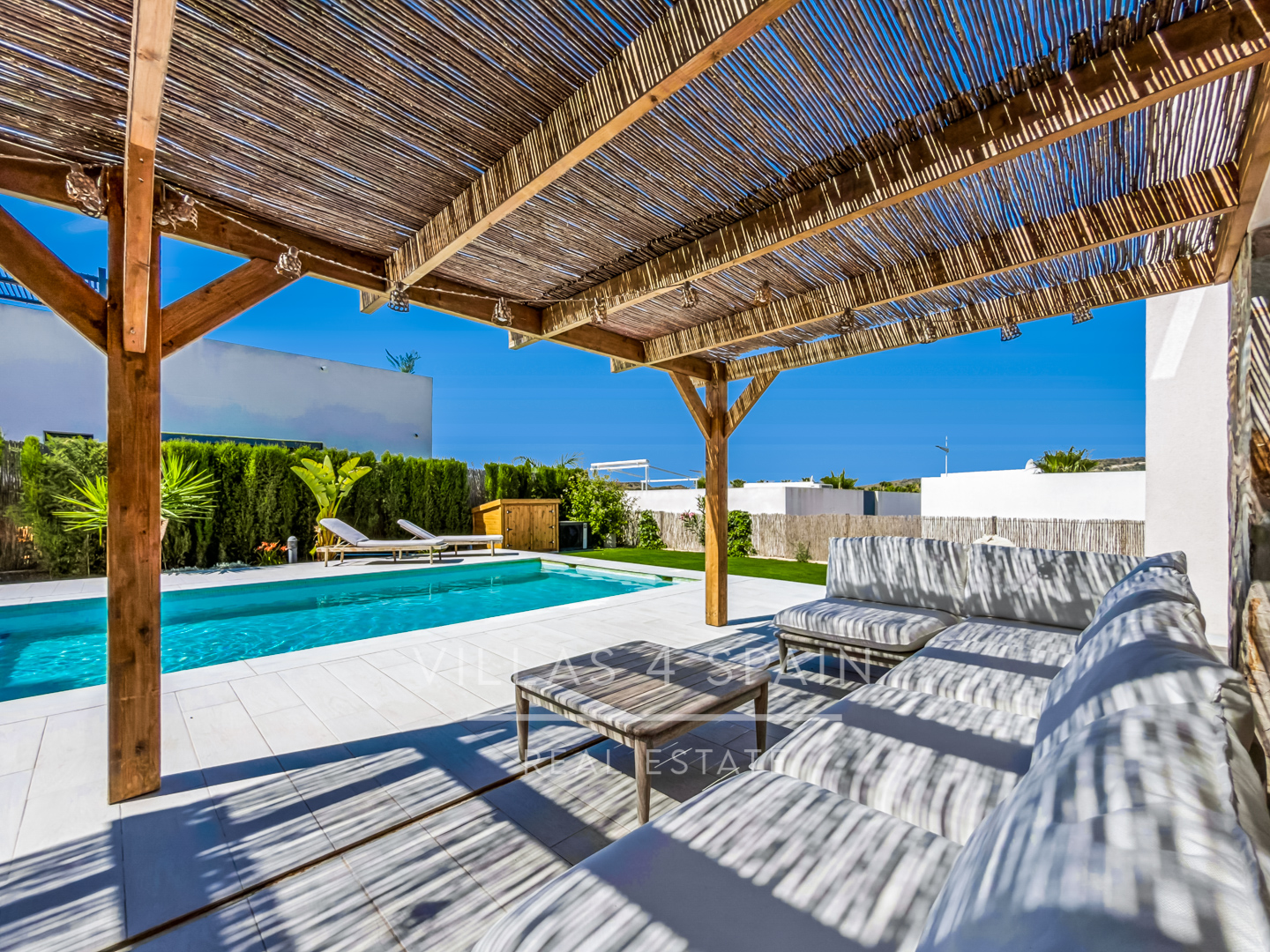Resale - 3 bed 2 bath modern villa with private pool, parking and a large roof terrace in La Finca Golf, Algorfa, Alicante. - Av. Antonio Pedrera Soler - Alicante
