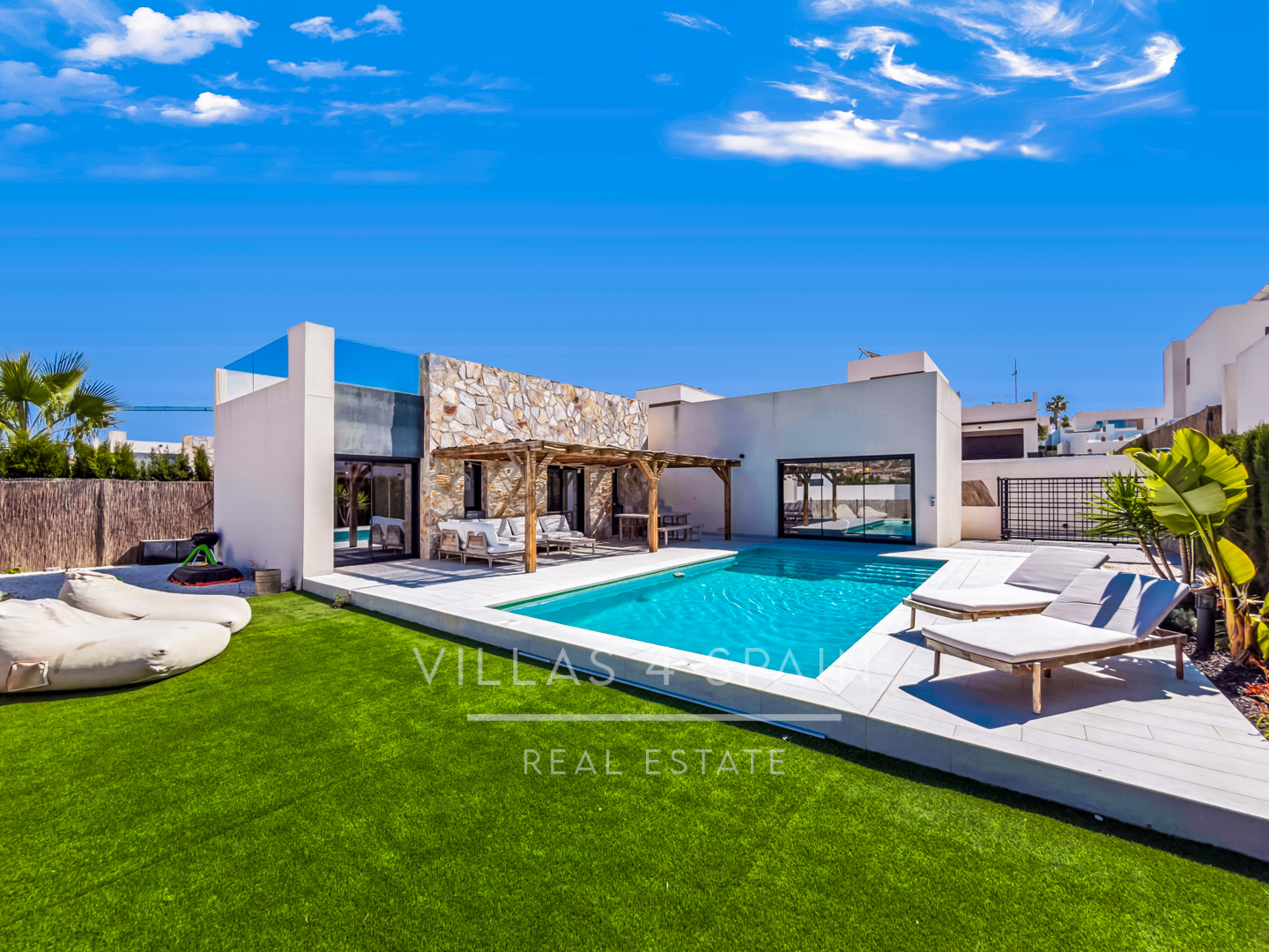 3 bed 2 bath modern villa with private pool, parking and a large roof terrace in La Finca Golf, Algorfa, Alicante.