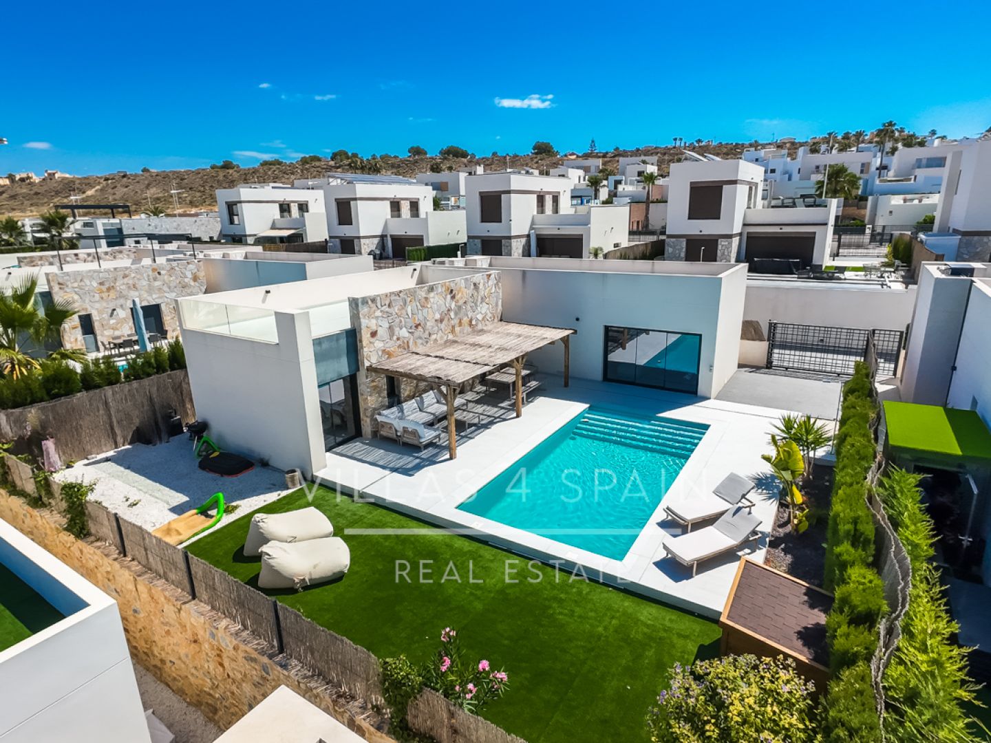 3 bed 2 bath modern villa with private pool, parking and a large roof terrace in La Finca Golf, Algorfa, Alicante.