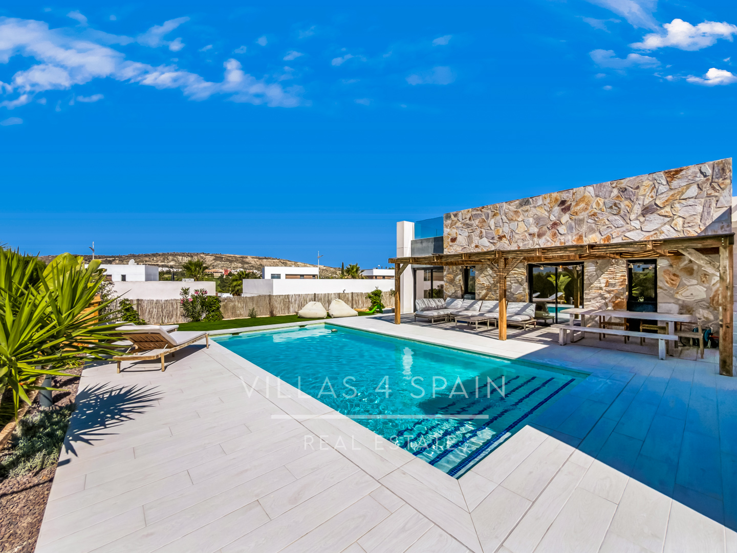 3 bed 2 bath modern villa with private pool, parking and a large roof terrace in La Finca Golf, Algorfa, Alicante.