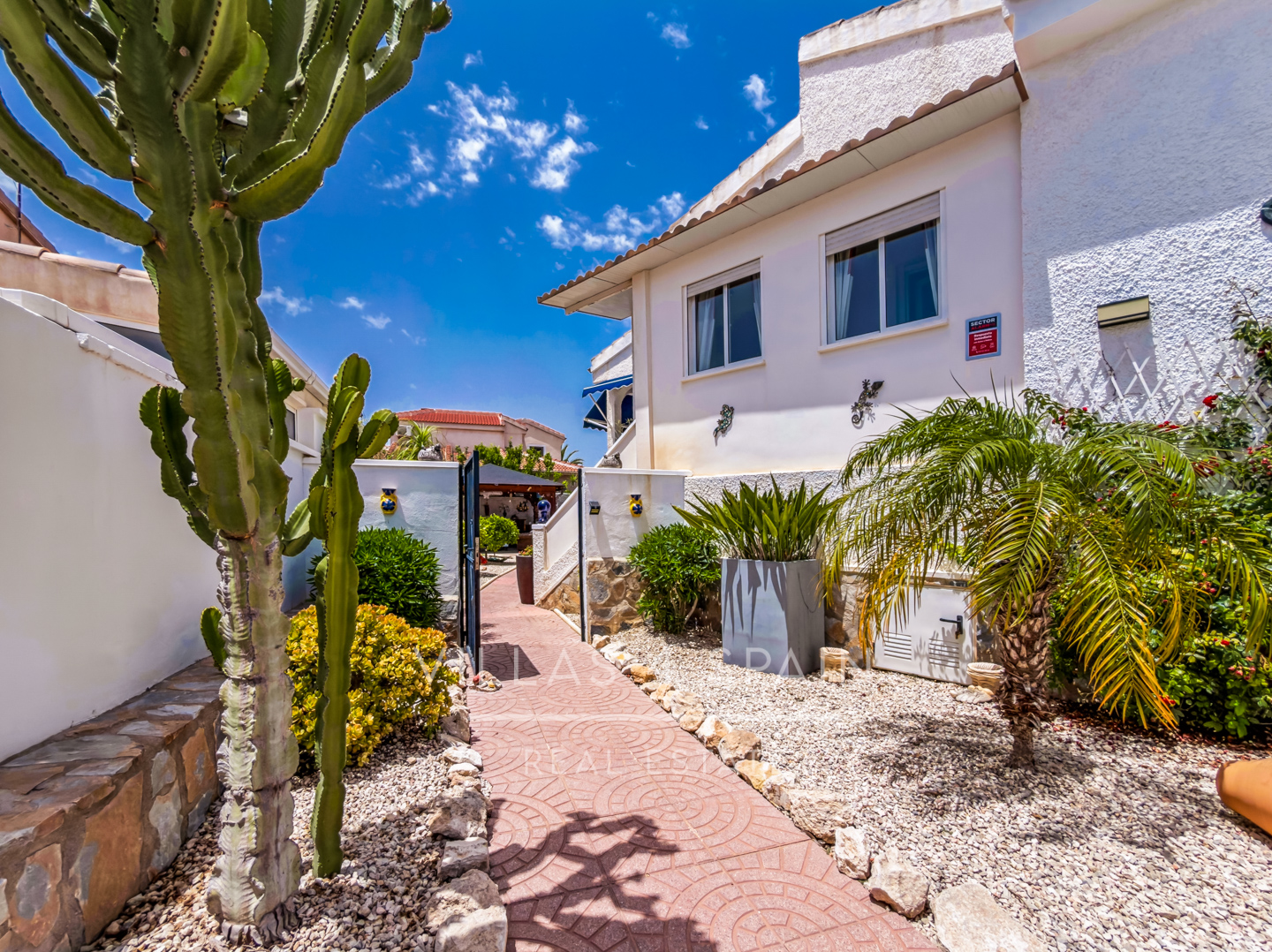 Resale - 3 Bed 2 Bath Villa with a Private Pool, Garden and parking in Ciudad Quesada, Rojales, Alicante  - av. de las naciones - Alicante