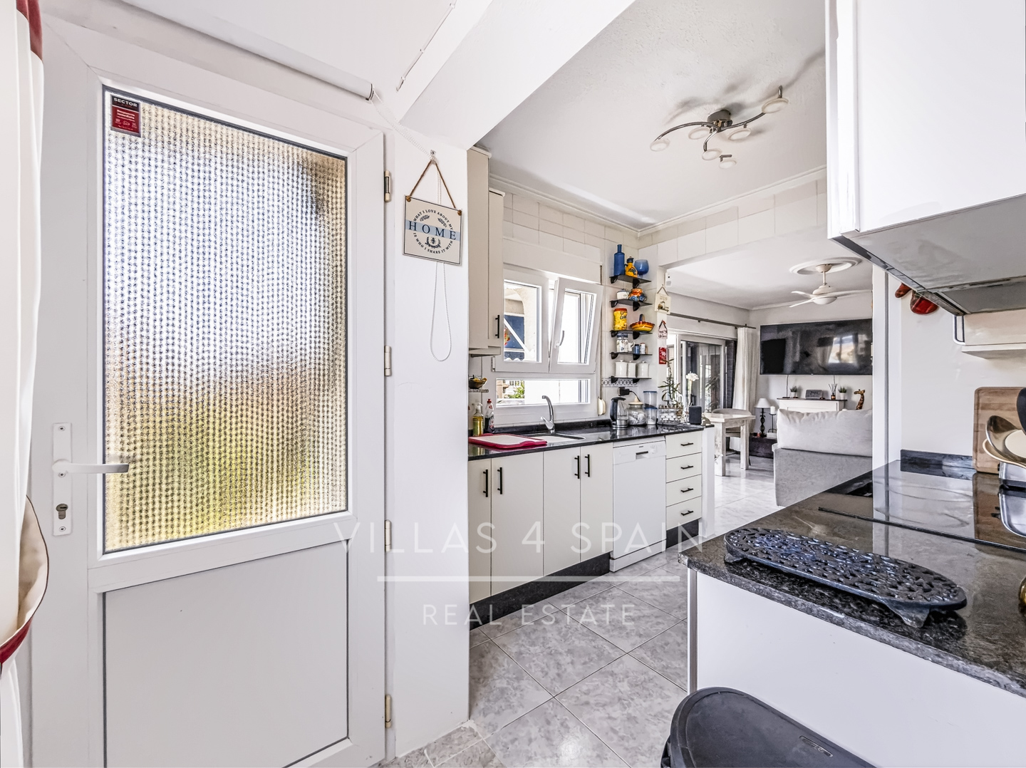 Resale - 3 Bed 2 Bath Villa with a Private Pool, Garden and parking in Ciudad Quesada, Rojales, Alicante  - av. de las naciones - Alicante