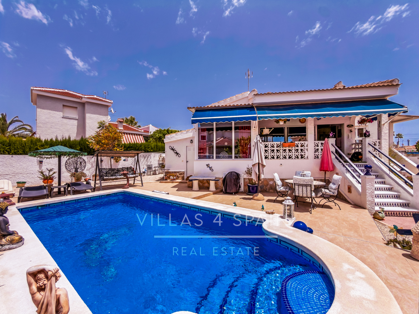 Resale - 3 Bed 2 Bath Villa with a Private Pool, Garden and parking in Ciudad Quesada, Rojales, Alicante  - av. de las naciones - Alicante