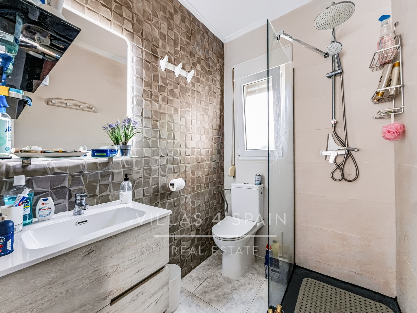 Resale - 3 Bed 2 Bath Villa with a Private Pool, Garden and parking in Ciudad Quesada, Rojales, Alicante  - av. de las naciones - Alicante
