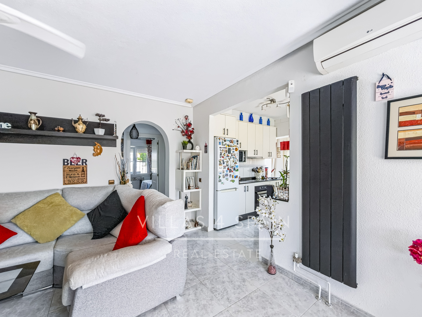 Resale - 3 Bed 2 Bath Villa with a Private Pool, Garden and parking in Ciudad Quesada, Rojales, Alicante  - av. de las naciones - Alicante
