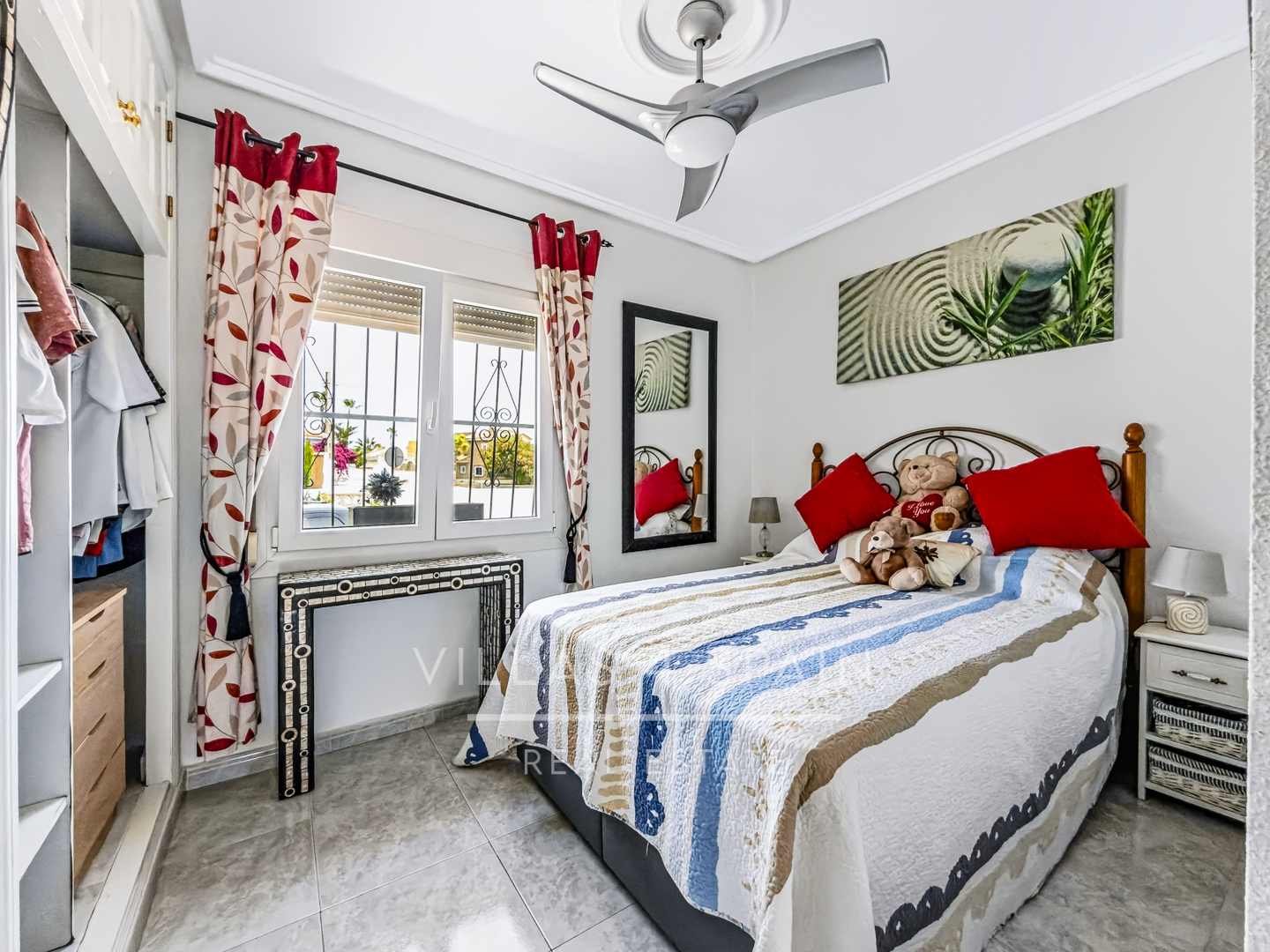 Resale - 3 Bed 2 Bath Villa with a Private Pool, Garden and parking in Ciudad Quesada, Rojales, Alicante  - av. de las naciones - Alicante