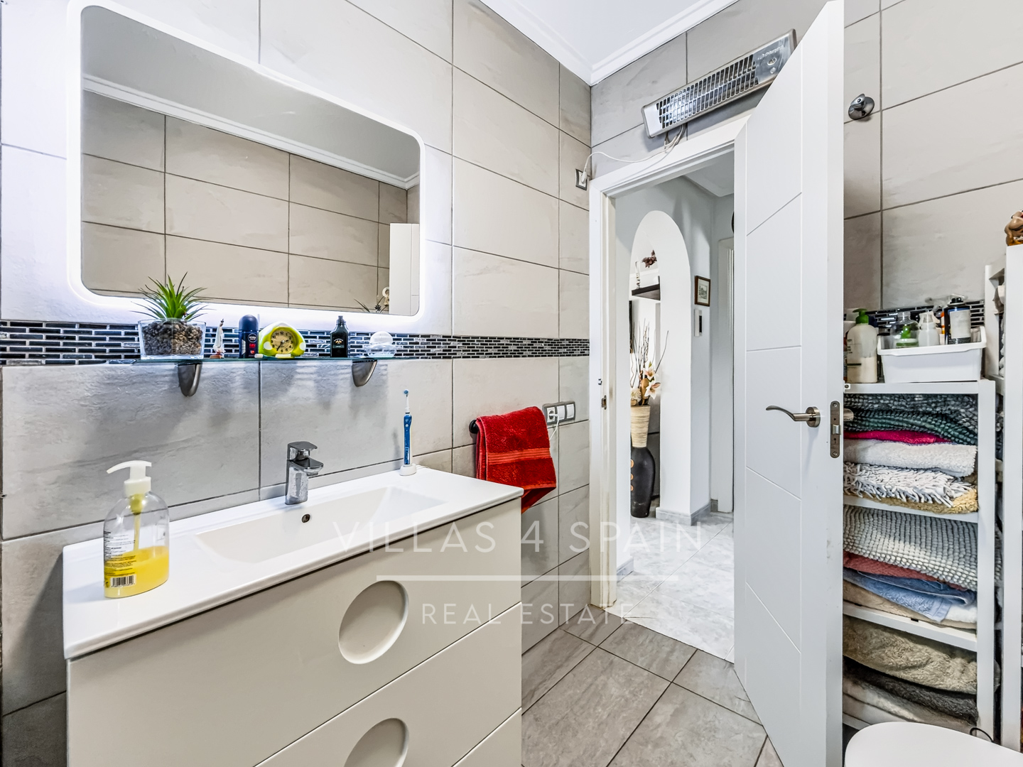 Resale - 3 Bed 2 Bath Villa with a Private Pool, Garden and parking in Ciudad Quesada, Rojales, Alicante  - av. de las naciones - Alicante