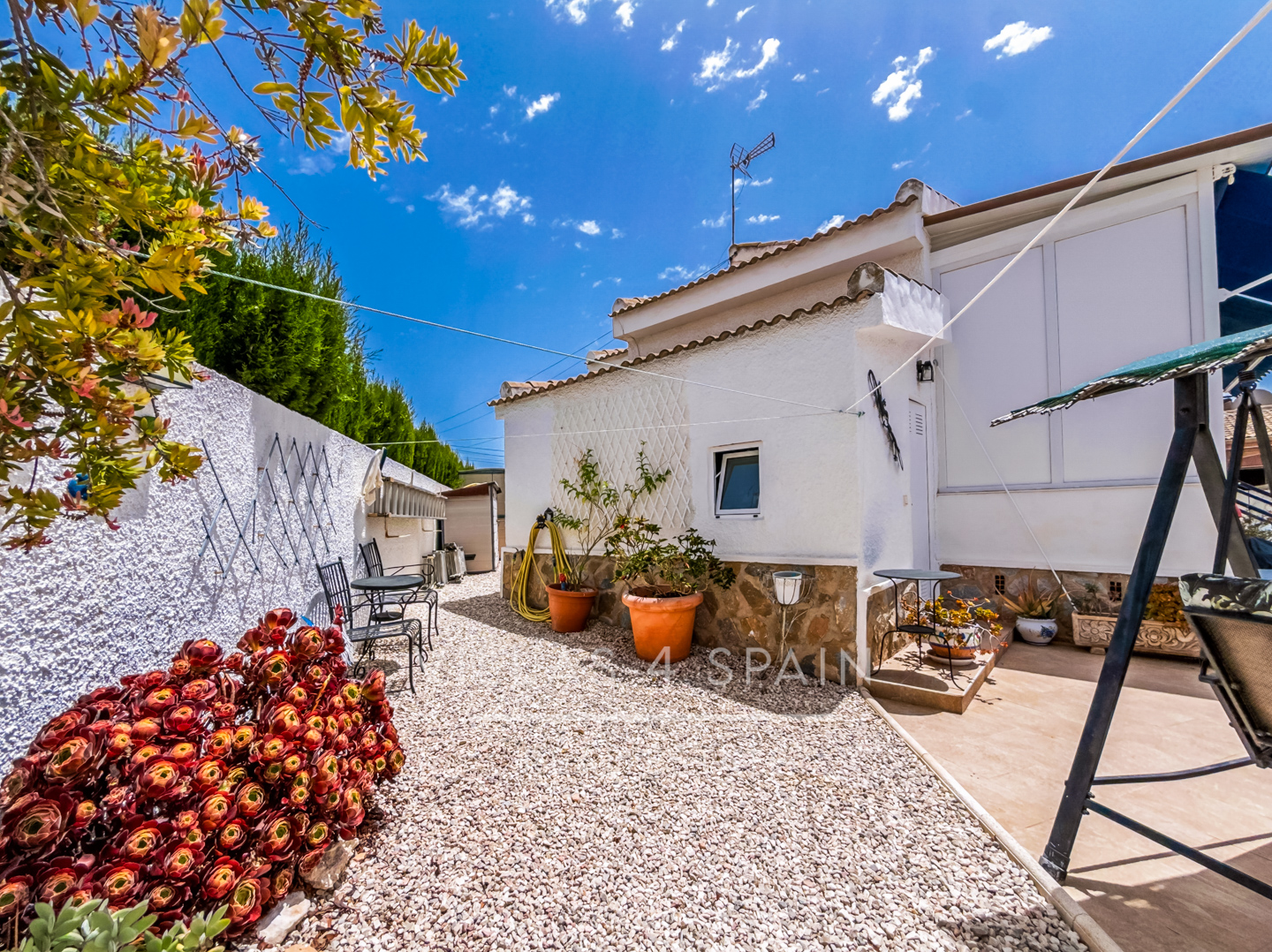 Resale - 3 Bed 2 Bath Villa with a Private Pool, Garden and parking in Ciudad Quesada, Rojales, Alicante  - av. de las naciones - Alicante