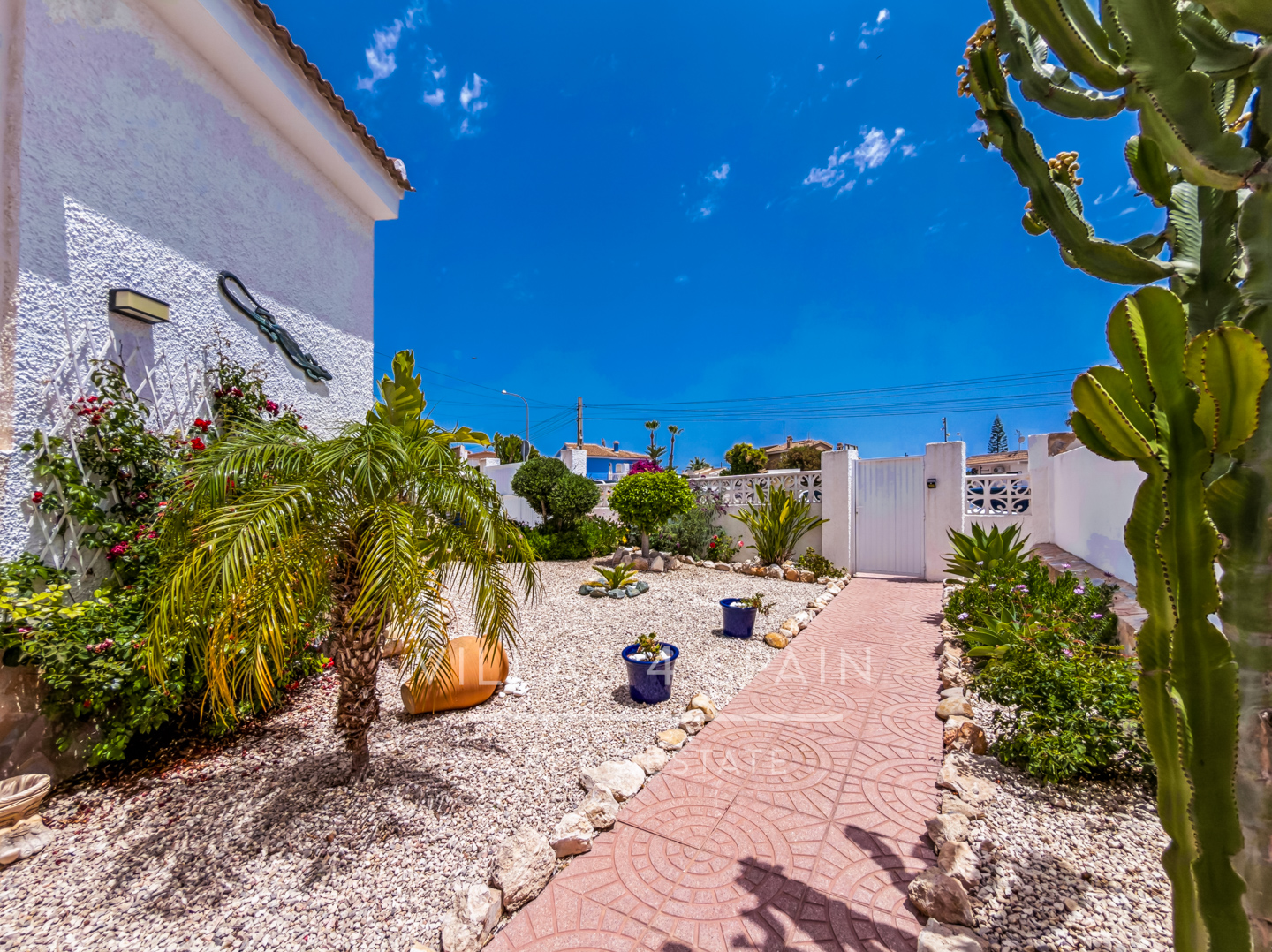 Resale - 3 Bed 2 Bath Villa with a Private Pool, Garden and parking in Ciudad Quesada, Rojales, Alicante  - av. de las naciones - Alicante