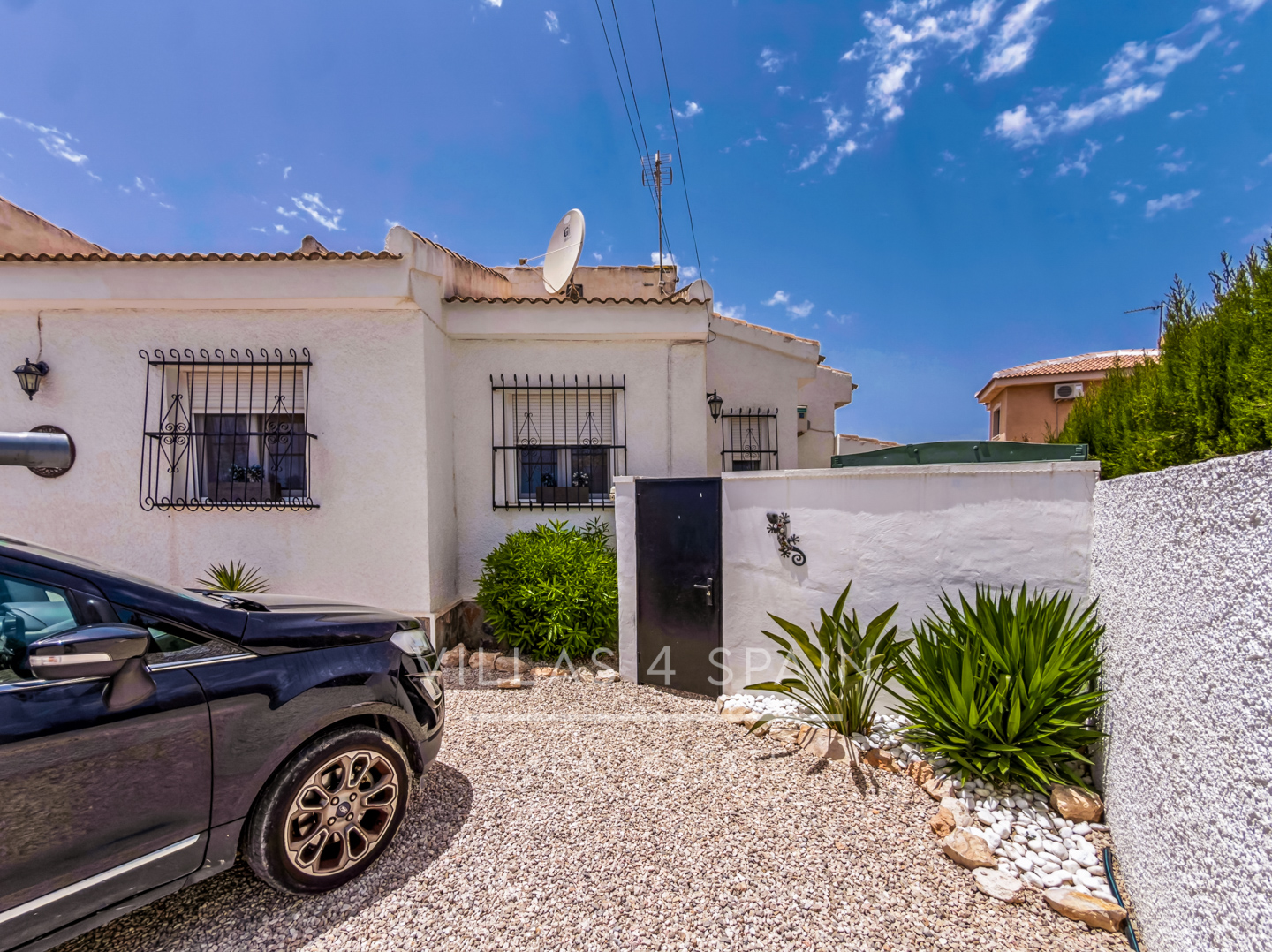 Resale - 3 Bed 2 Bath Villa with a Private Pool, Garden and parking in Ciudad Quesada, Rojales, Alicante  - av. de las naciones - Alicante