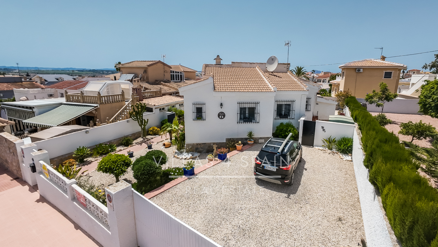 Resale - 3 Bed 2 Bath Villa with a Private Pool, Garden and parking in Ciudad Quesada, Rojales, Alicante  - av. de las naciones - Alicante