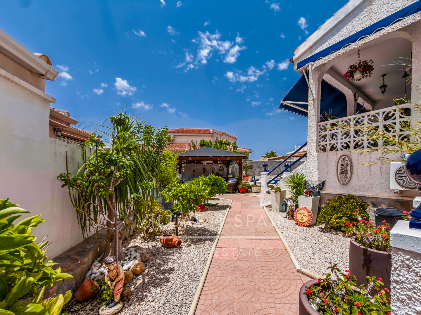 Resale - 3 Bed 2 Bath Villa with a Private Pool, Garden and parking in Ciudad Quesada, Rojales, Alicante  - av. de las naciones - Alicante