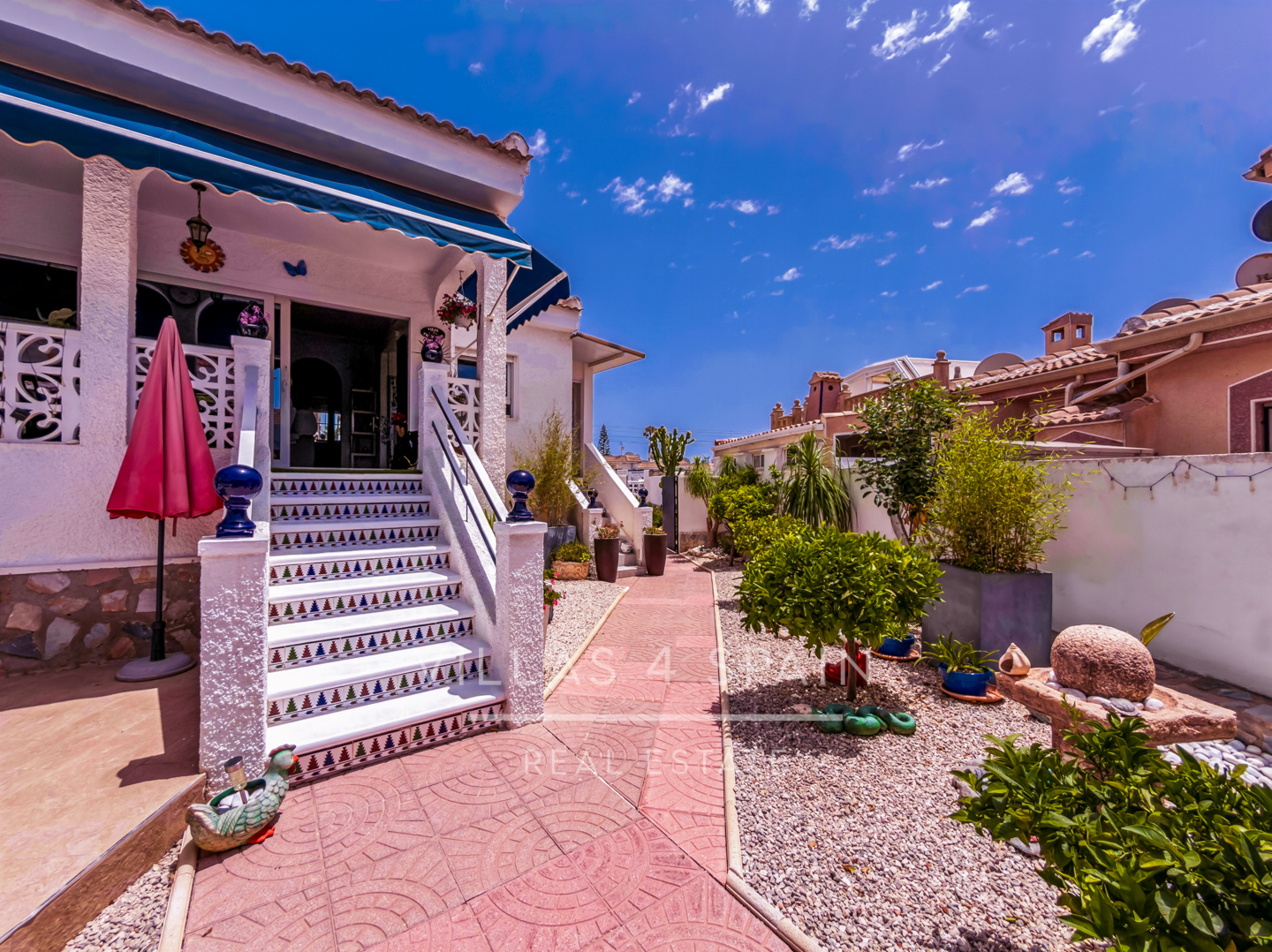 Resale - 3 Bed 2 Bath Villa with a Private Pool, Garden and parking in Ciudad Quesada, Rojales, Alicante  - av. de las naciones - Alicante