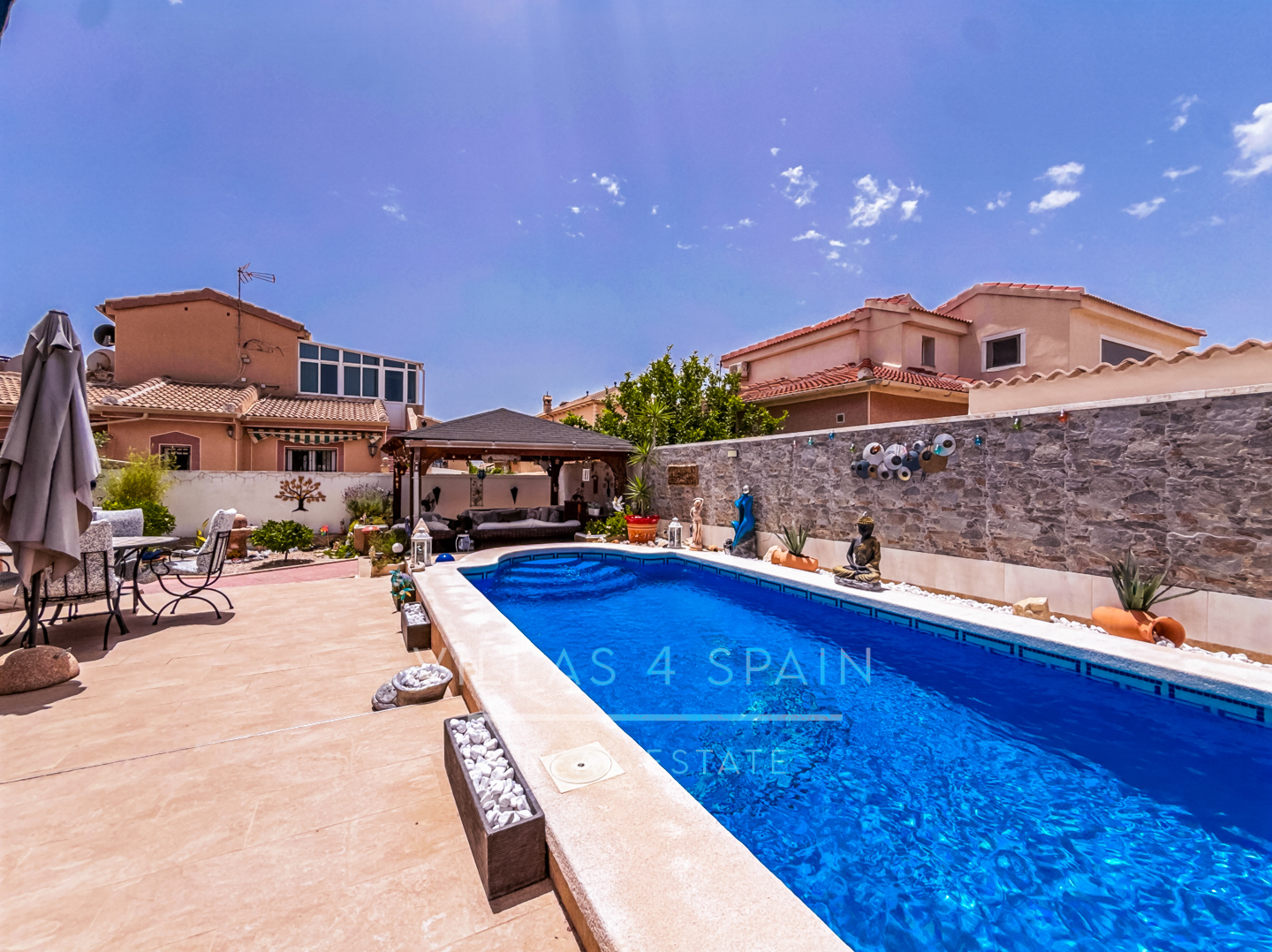 Resale - 3 Bed 2 Bath Villa with a Private Pool, Garden and parking in Ciudad Quesada, Rojales, Alicante  - av. de las naciones - Alicante