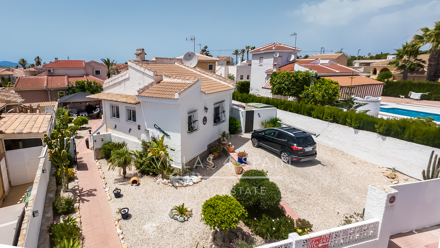 Resale - 3 Bed 2 Bath Villa with a Private Pool, Garden and parking in Ciudad Quesada, Rojales, Alicante  - av. de las naciones - Alicante