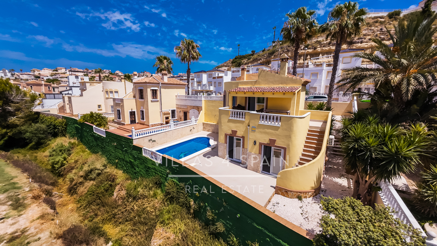 Resale - 3 Bed 3 Bath Villa with Private Pool and Parking in La Marquesa Golf Ciudad Quesada - Av. de la Marquesa - Alicante