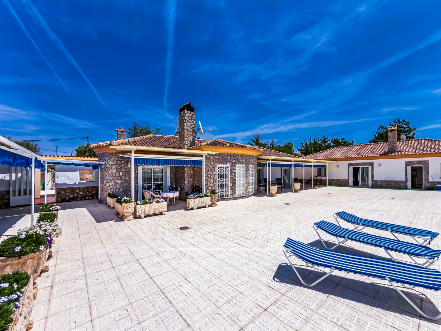 6 Bed 4 Bath Villa with Pool and Large Plot with multiple garages in Fortuna 