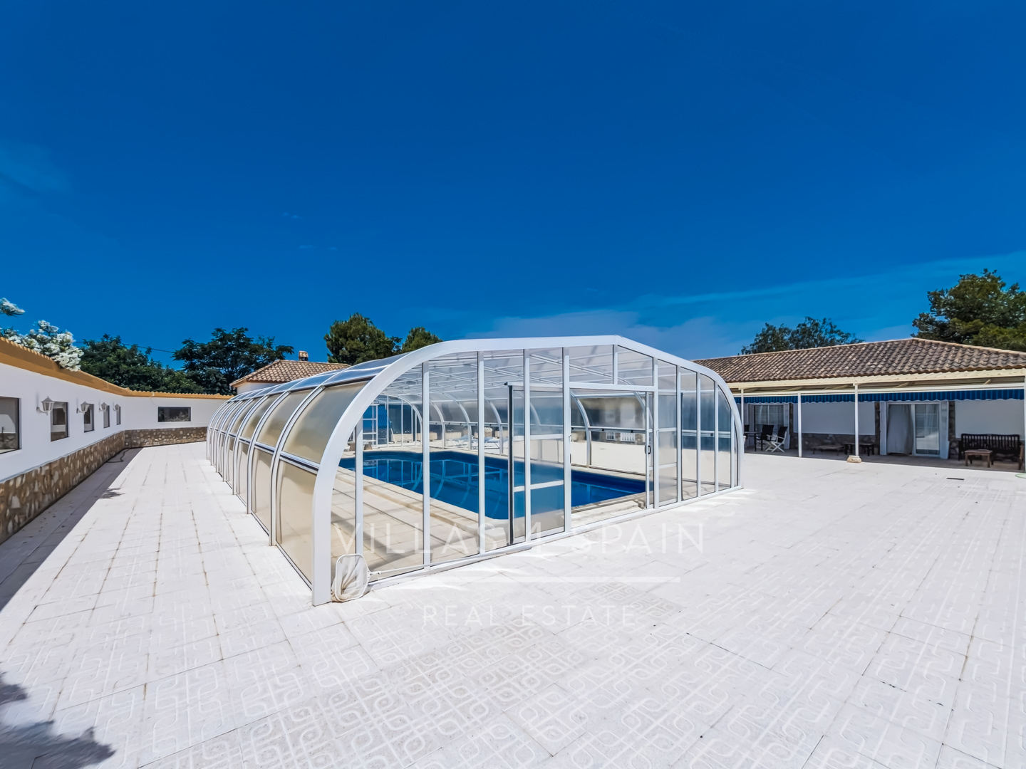 6 Bed 4 Bath Villa with Pool and Large Plot with multiple garages in Fortuna 