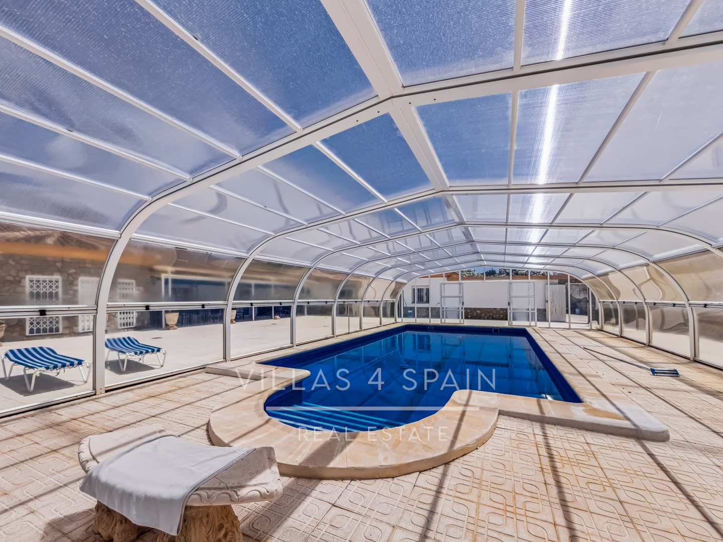 6 Bed 4 Bath Villa with Pool and Large Plot with multiple garages in Fortuna 