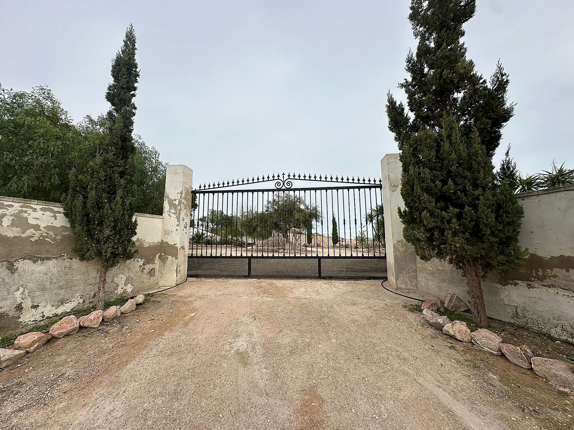 Resale - 9 Bedroom 4 Bathroom Country house in Novelda -  - Alicante