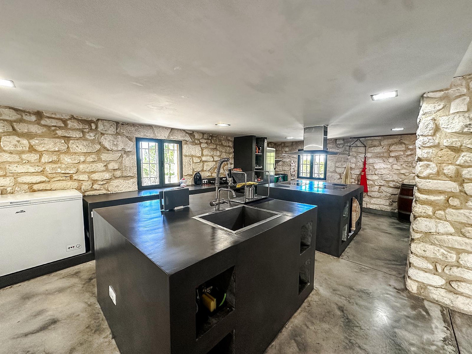 Resale - 9 Bedroom 3 Bathroom Villa in Biar -  - Alicante