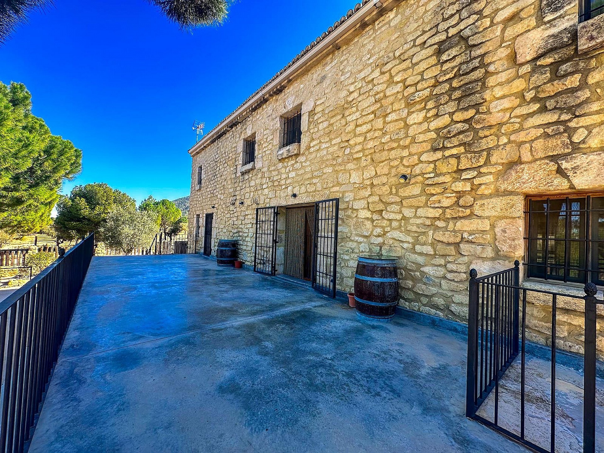 Resale - 9 Bedroom 3 Bathroom Villa in Biar -  - Alicante
