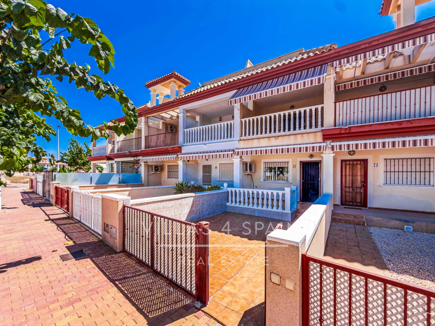 Resale - 3 Bedroom 2 Bathroom Townhouse with parking and roof terrace in San Pedro del Pinatar - av. pablo picasso - Murcia
