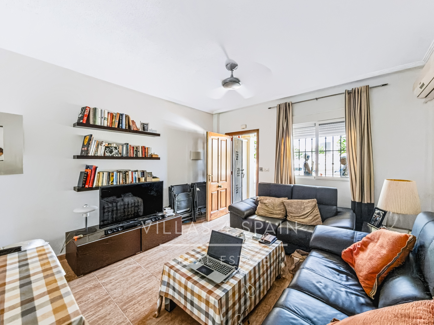 Resale - 3 Bedroom 2 Bathroom Townhouse with parking and roof terrace in San Pedro del Pinatar - av. pablo picasso - Murcia