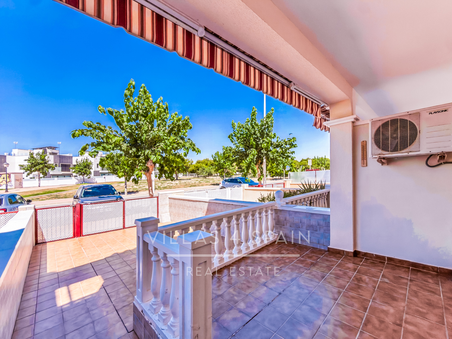 Resale - 3 Bedroom 2 Bathroom Townhouse with parking and roof terrace in San Pedro del Pinatar - av. pablo picasso - Murcia