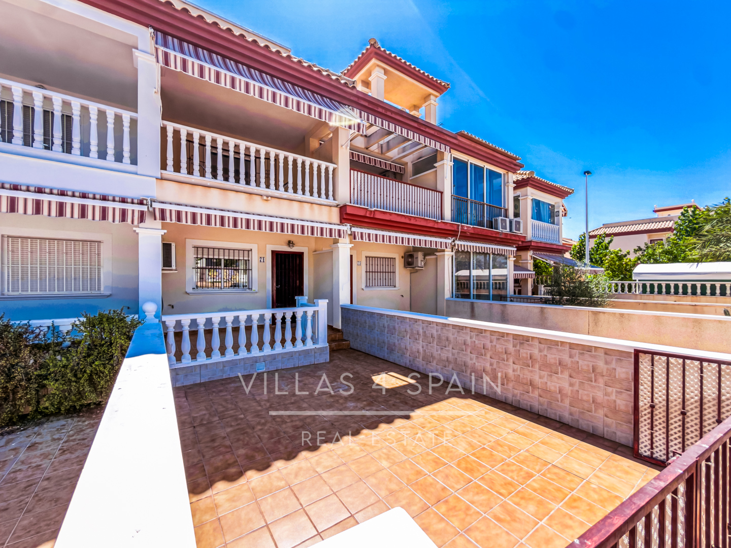 Resale - 3 Bedroom 2 Bathroom Townhouse with parking and roof terrace in San Pedro del Pinatar - av. pablo picasso - Murcia