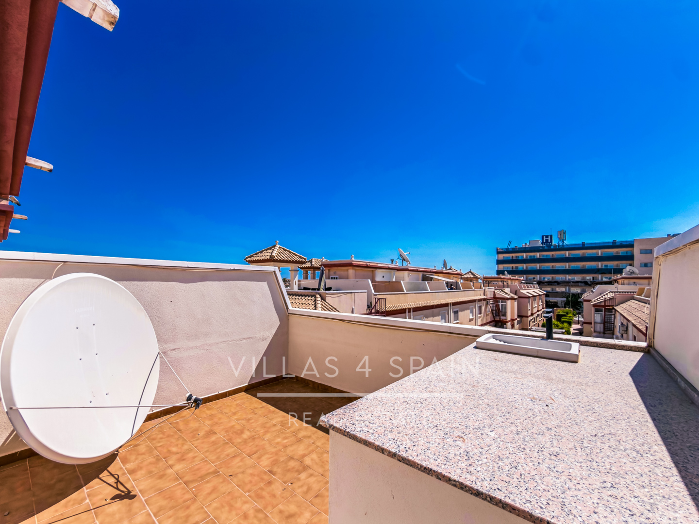 Resale - 3 Bedroom 2 Bathroom Townhouse with parking and roof terrace in San Pedro del Pinatar - av. pablo picasso - Murcia
