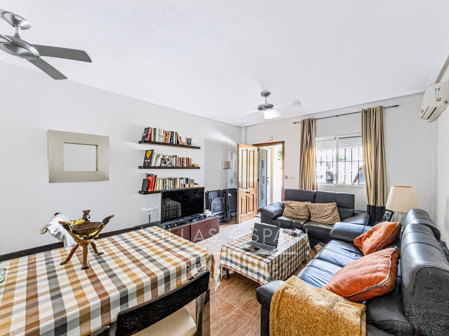 Resale - 3 Bedroom 2 Bathroom Townhouse with parking and roof terrace in San Pedro del Pinatar - av. pablo picasso - Murcia