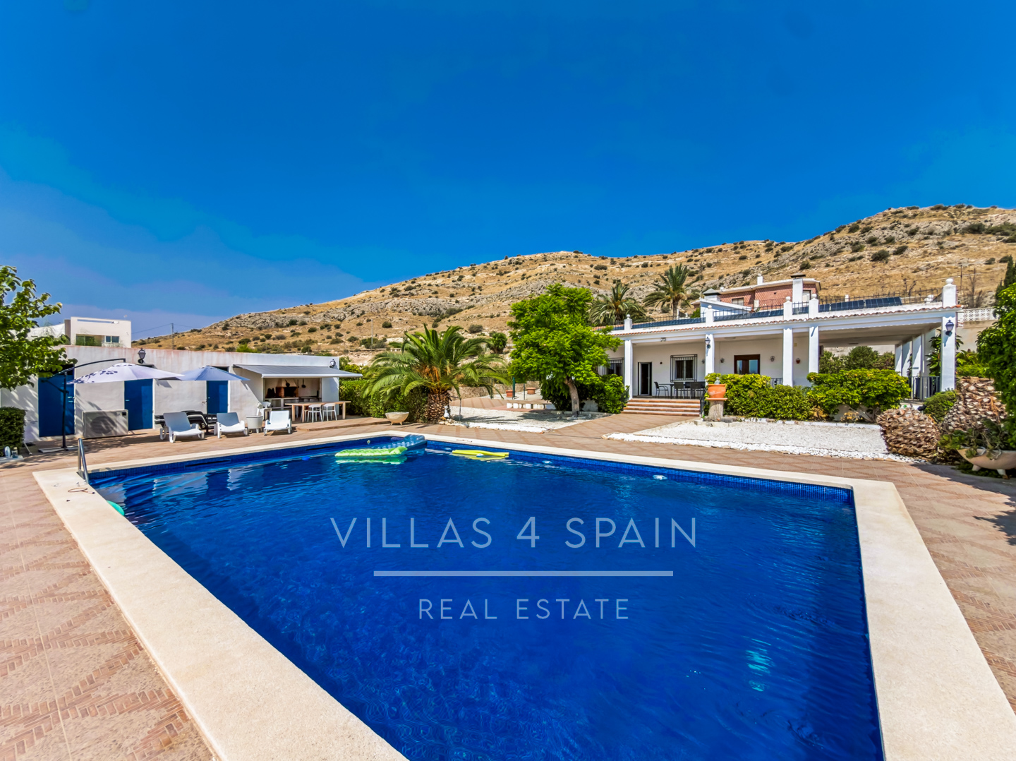Resale - 4 Bed 3 Bath Villa with a private pool & parking in Aspe Alicante - av tres de agosto - Alicante