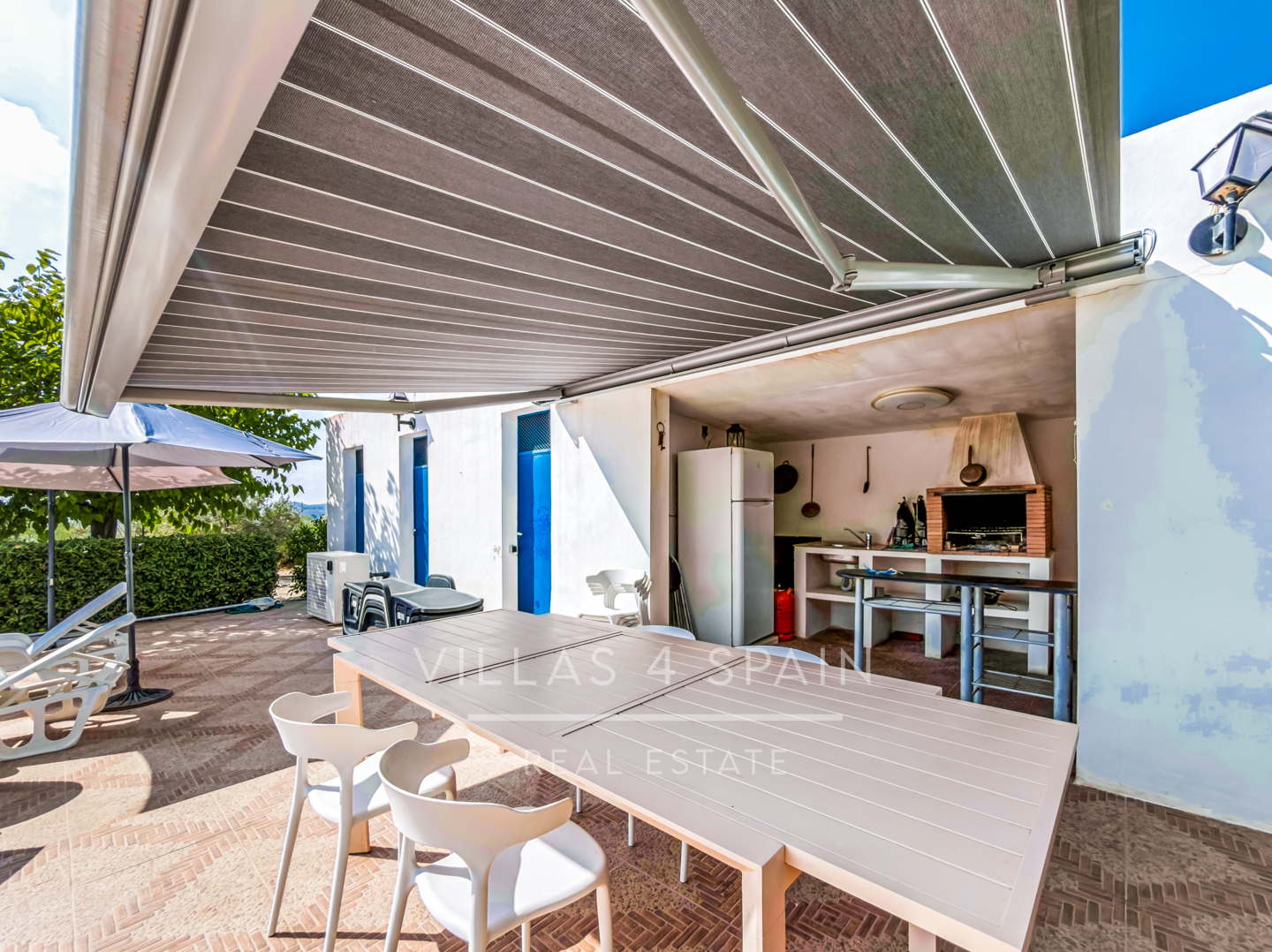 Resale - 4 Bed 3 Bath Villa with a private pool & parking in Aspe Alicante - av tres de agosto - Alicante