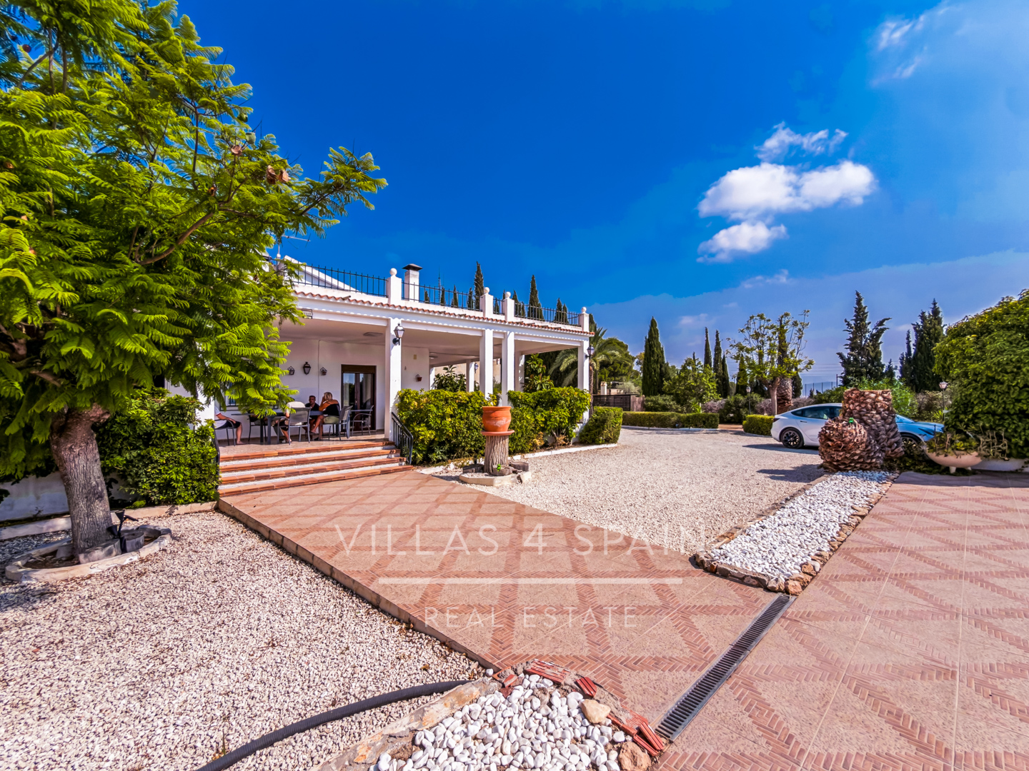 Resale - 4 Bed 3 Bath Villa with a private pool & parking in Aspe Alicante - av tres de agosto - Alicante
