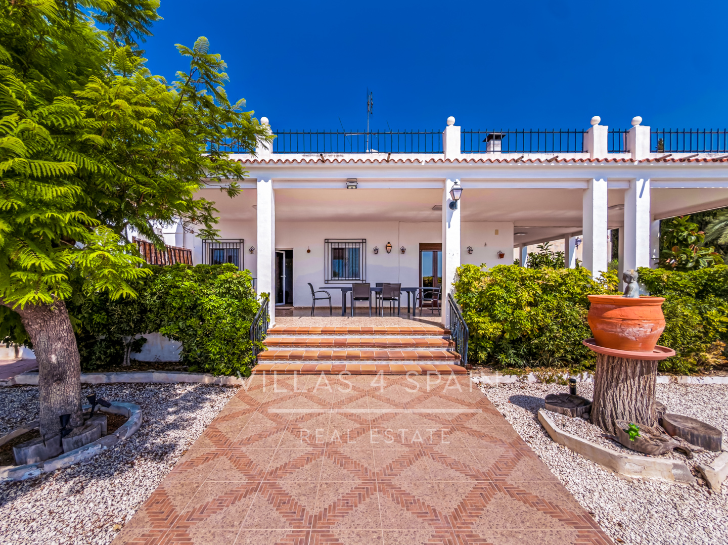 Resale - 4 Bed 3 Bath Villa with a private pool & parking in Aspe Alicante - av tres de agosto - Alicante
