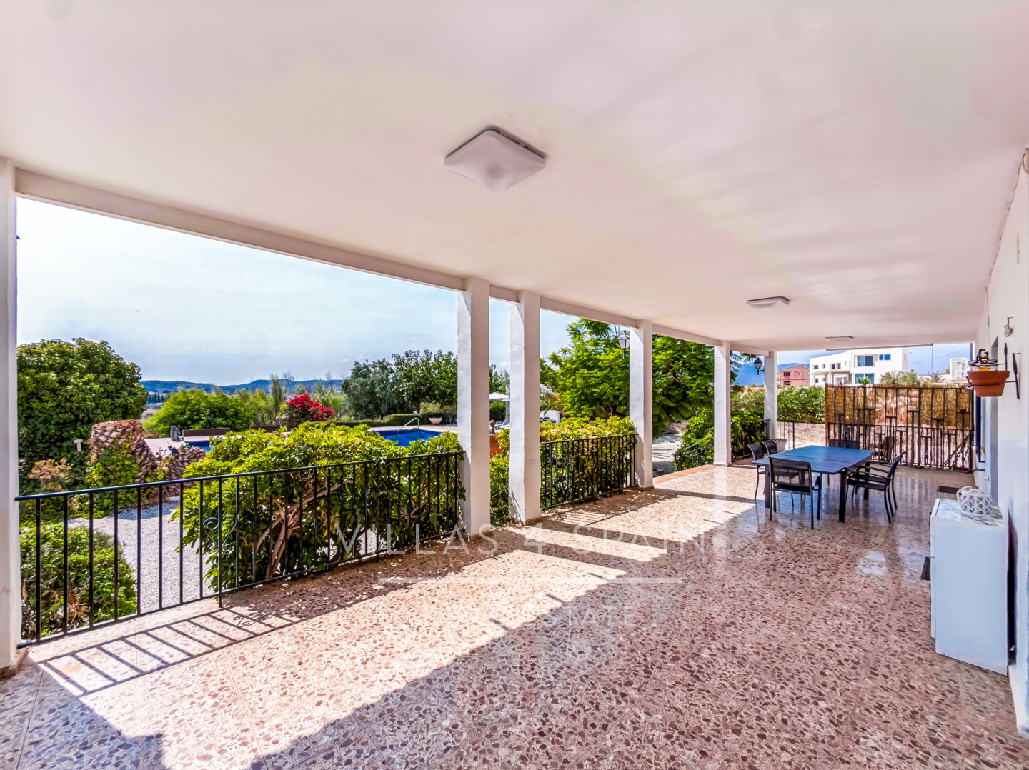 Resale - 4 Bed 3 Bath Villa with a private pool & parking in Aspe Alicante - av tres de agosto - Alicante