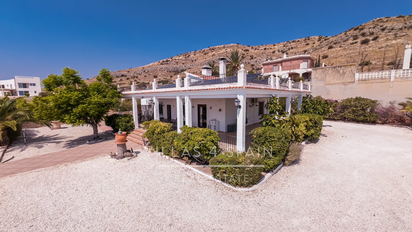 Resale - 4 Bed 3 Bath Villa with a private pool & parking in Aspe Alicante - av tres de agosto - Alicante