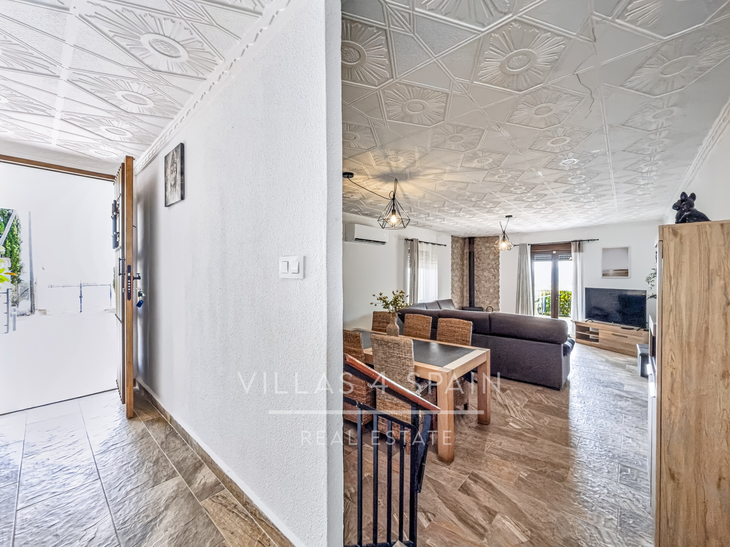 Resale - 4 Bed 3 Bath Villa with a private pool & parking in Aspe Alicante - av tres de agosto - Alicante