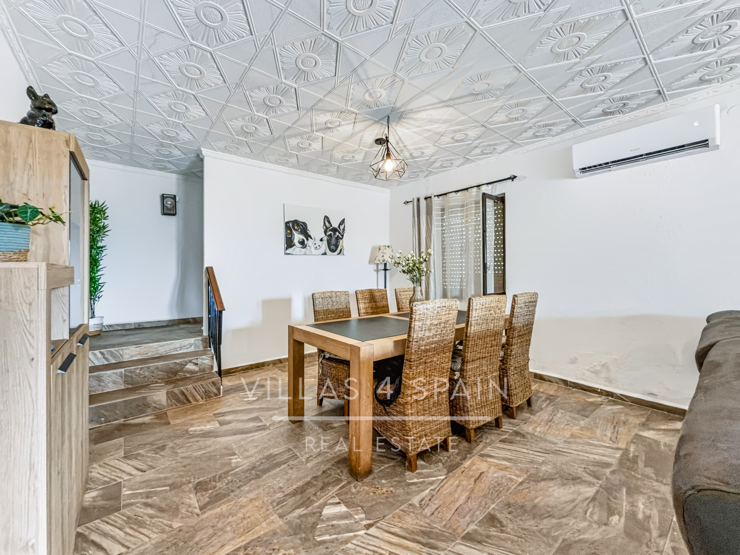Resale - 4 Bed 3 Bath Villa with a private pool & parking in Aspe Alicante - av tres de agosto - Alicante
