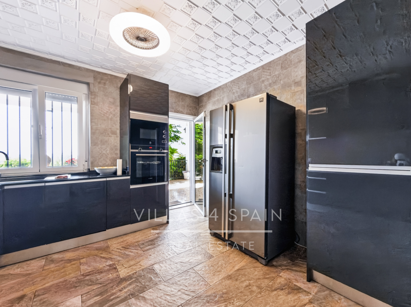 Resale - 4 Bed 3 Bath Villa with a private pool & parking in Aspe Alicante - av tres de agosto - Alicante