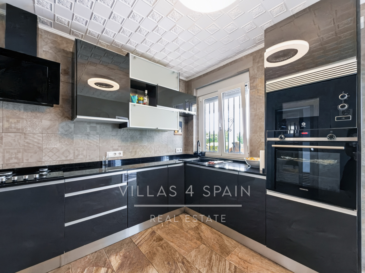 Resale - 4 Bed 3 Bath Villa with a private pool & parking in Aspe Alicante - av tres de agosto - Alicante